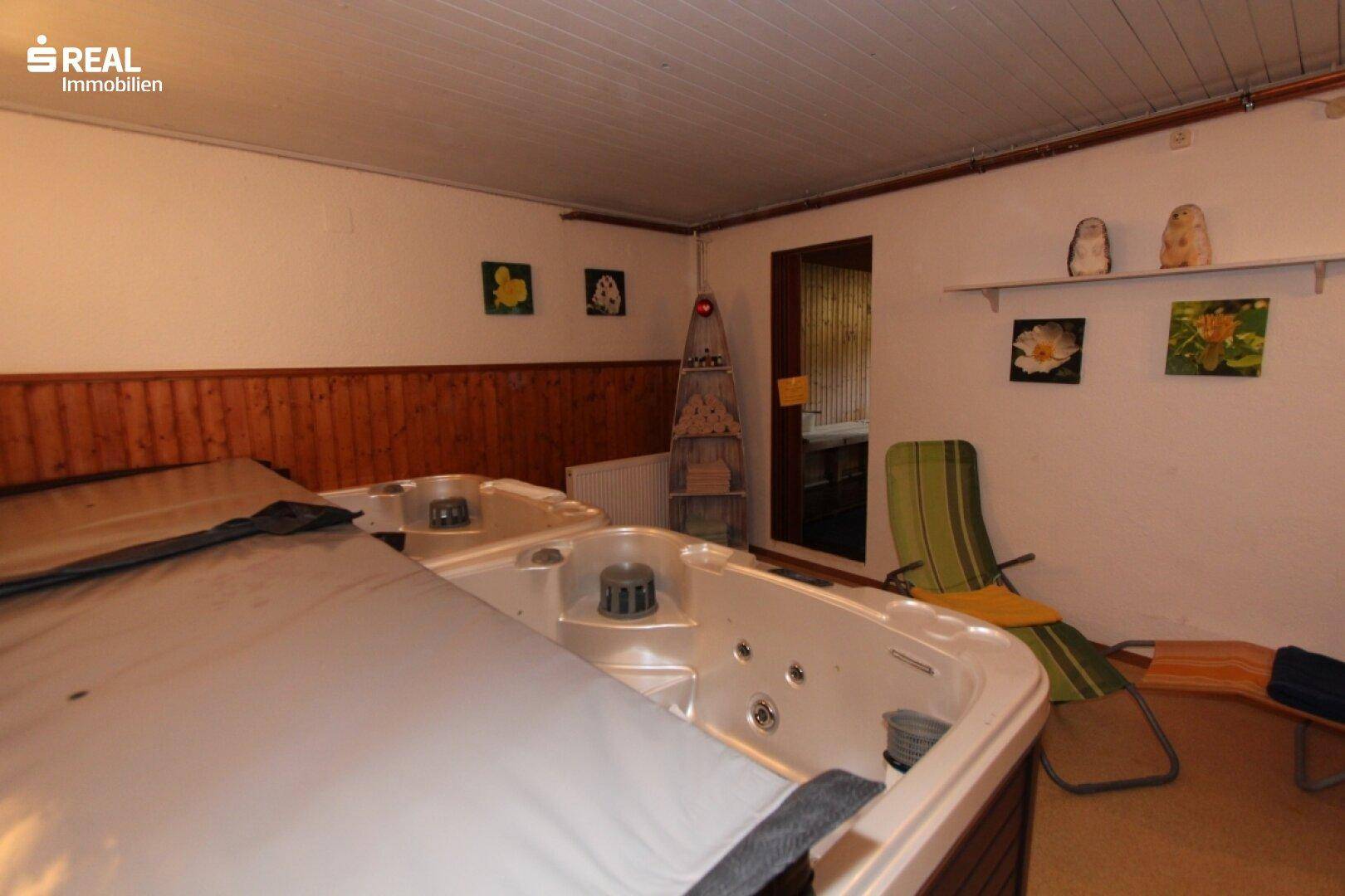 Entspannungsbereich mit zwei Whirlpools und Holzvertäfelung an den Wänden.