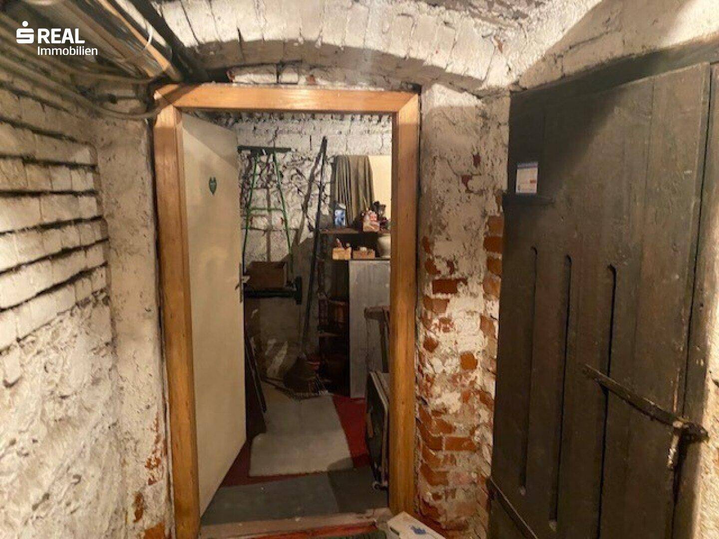 Kellerraum mit unverputzten Ziegelwänden und rustikalem Charme.