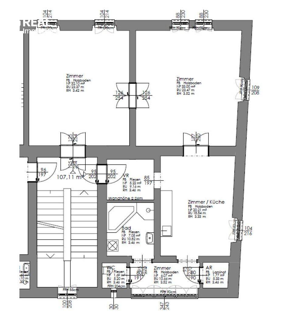 Grundriss einer Wohnung mit mehreren Zimmern, Bad, WC und Küche, inklusive Maßangaben.