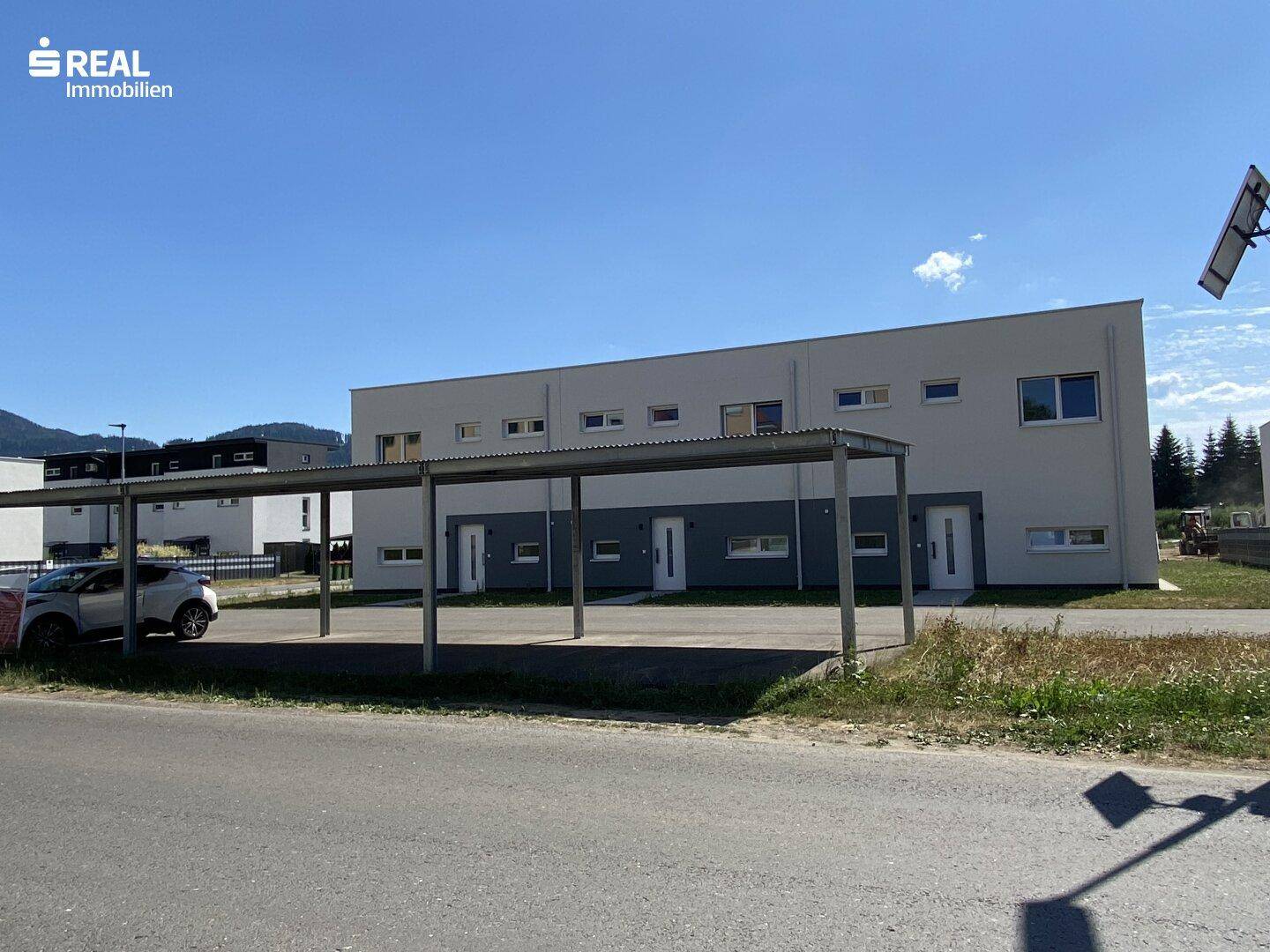 Carportanlage vor den Häusern