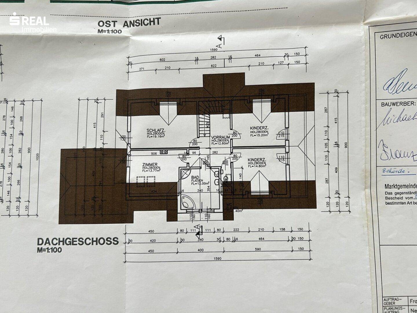 Grundriss des Dachgeschosses mit mehreren Schlafzimmern und Bad.