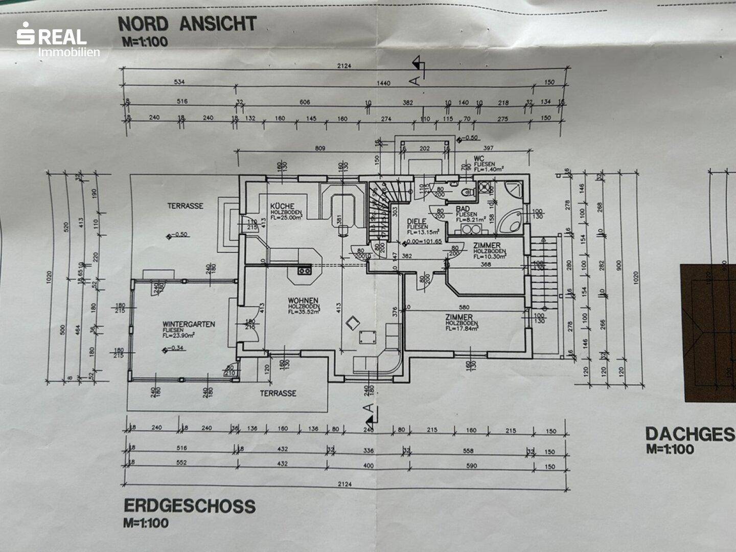 Grundriss des Erdgeschosses mit Wintergarten, Wohnbereich und Terrasse.