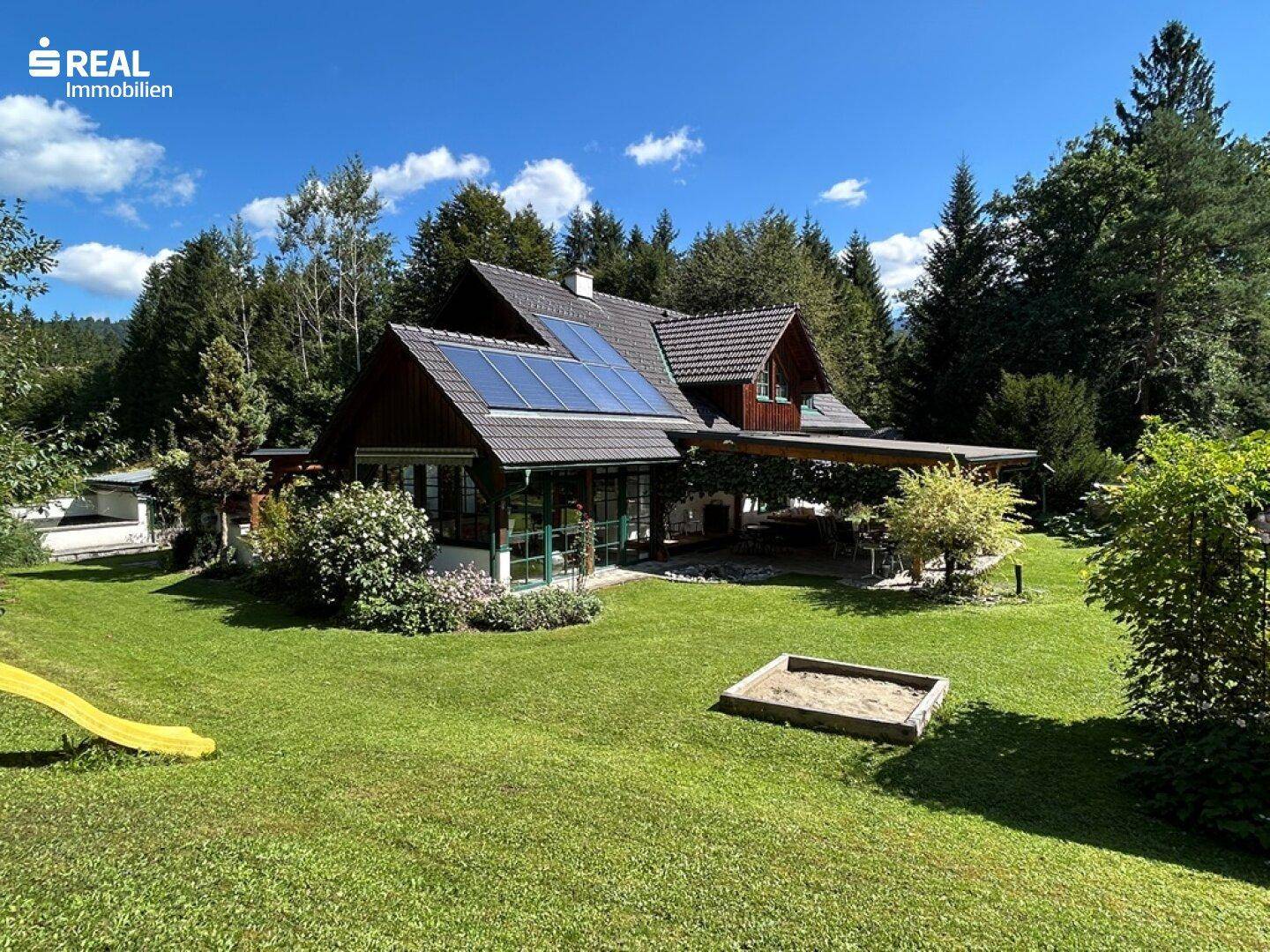 Charmantes Landhaus mit Photovoltaikanlage und großem Garten mit Rutsche und Sandkasten.