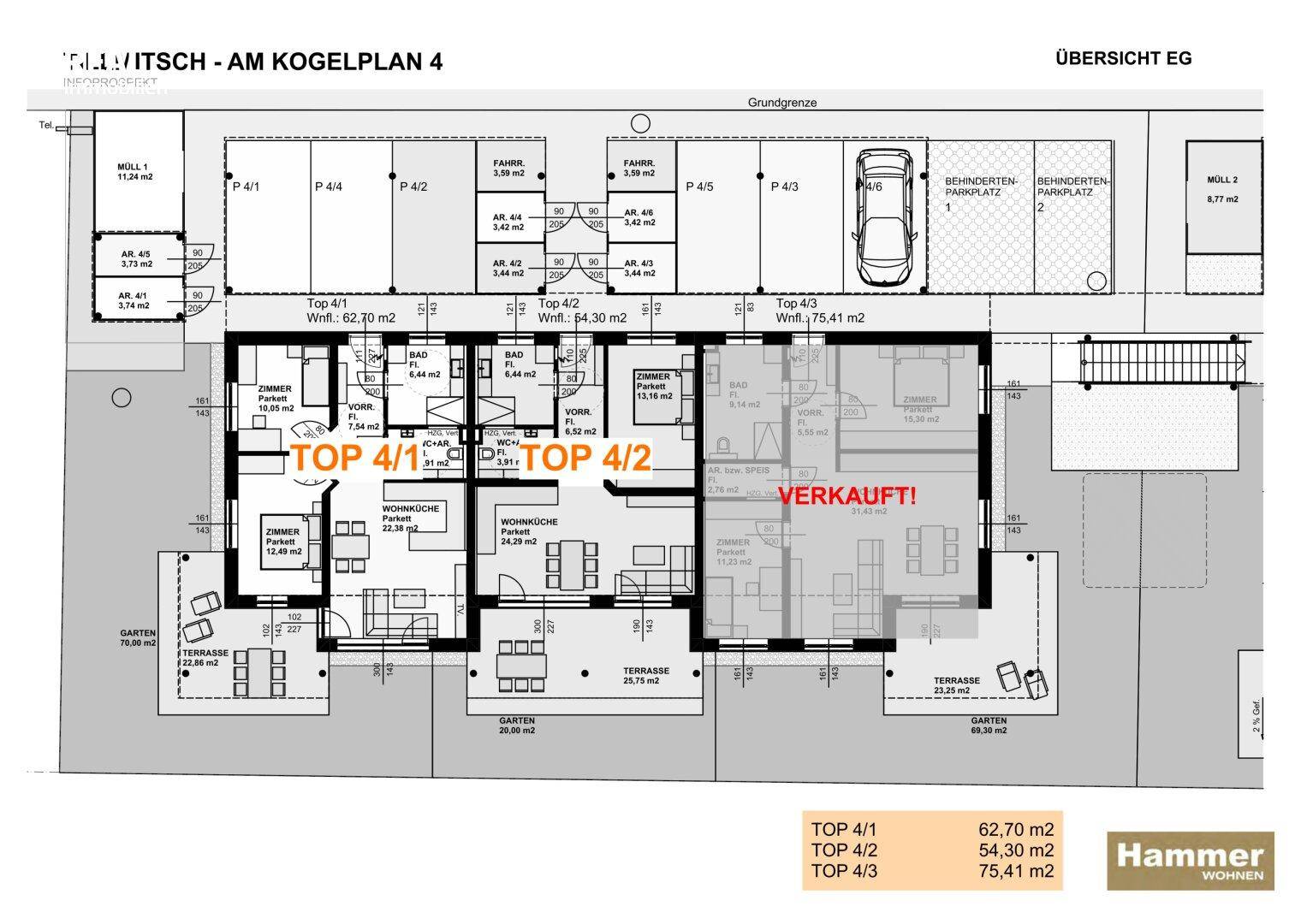 Grundrissplan zeigt mehrere Wohneinheiten mit offenem Wohnbereich, Schlafzimmern, Bädern, Terrassen und Gärten.