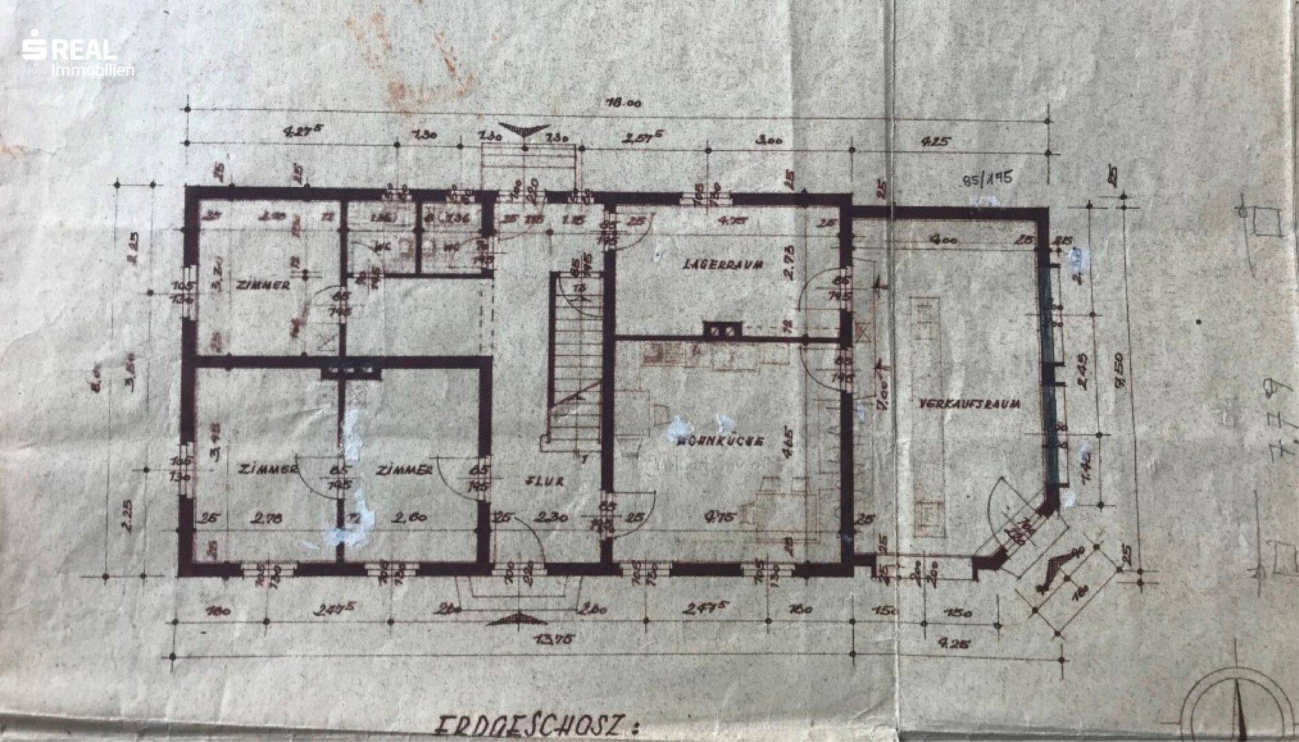 Historischer Grundriss des Erdgeschosses mit Wohnküche, Lagerraum und mehreren Zimmern.