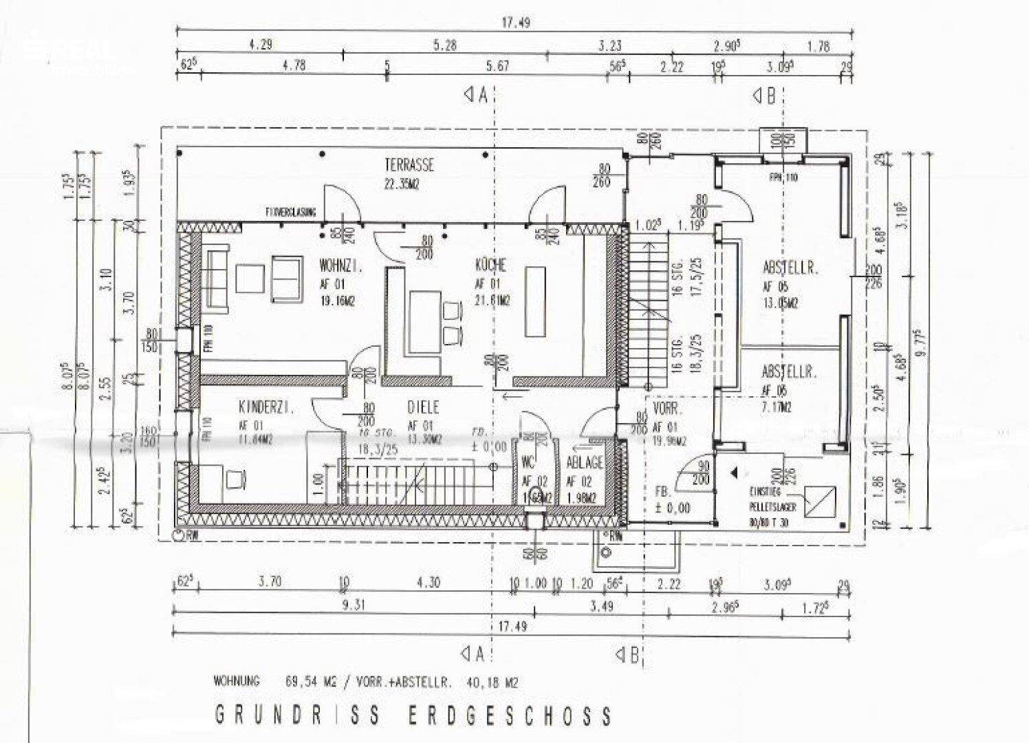 Grundriss des Erdgeschosses mit Wohnzimmer, Küche, Kinderzimmer und großer Terrasse.