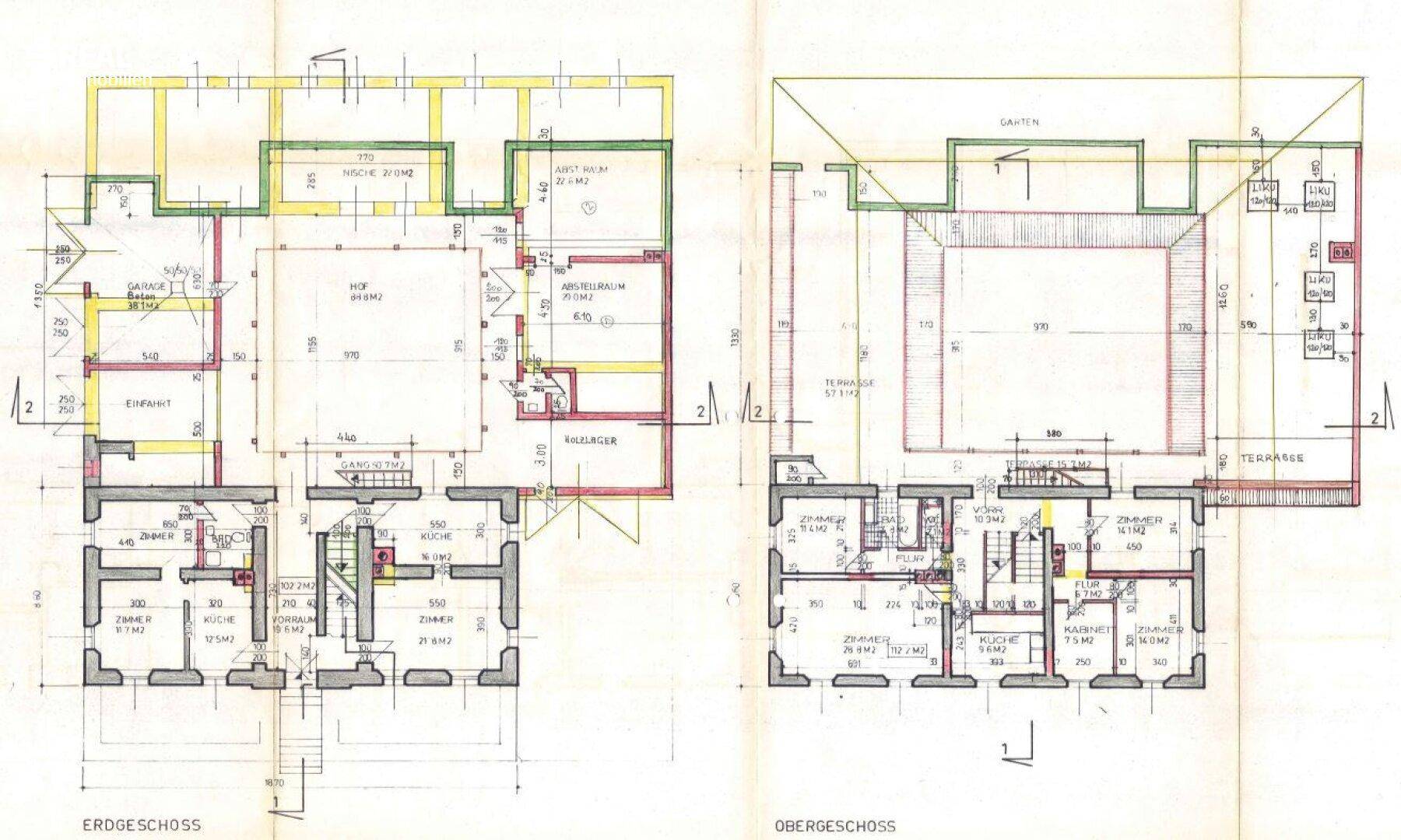 Grundrisspläne des Erd- und Obergeschosses mit Raumaufteilung und Terrassen.