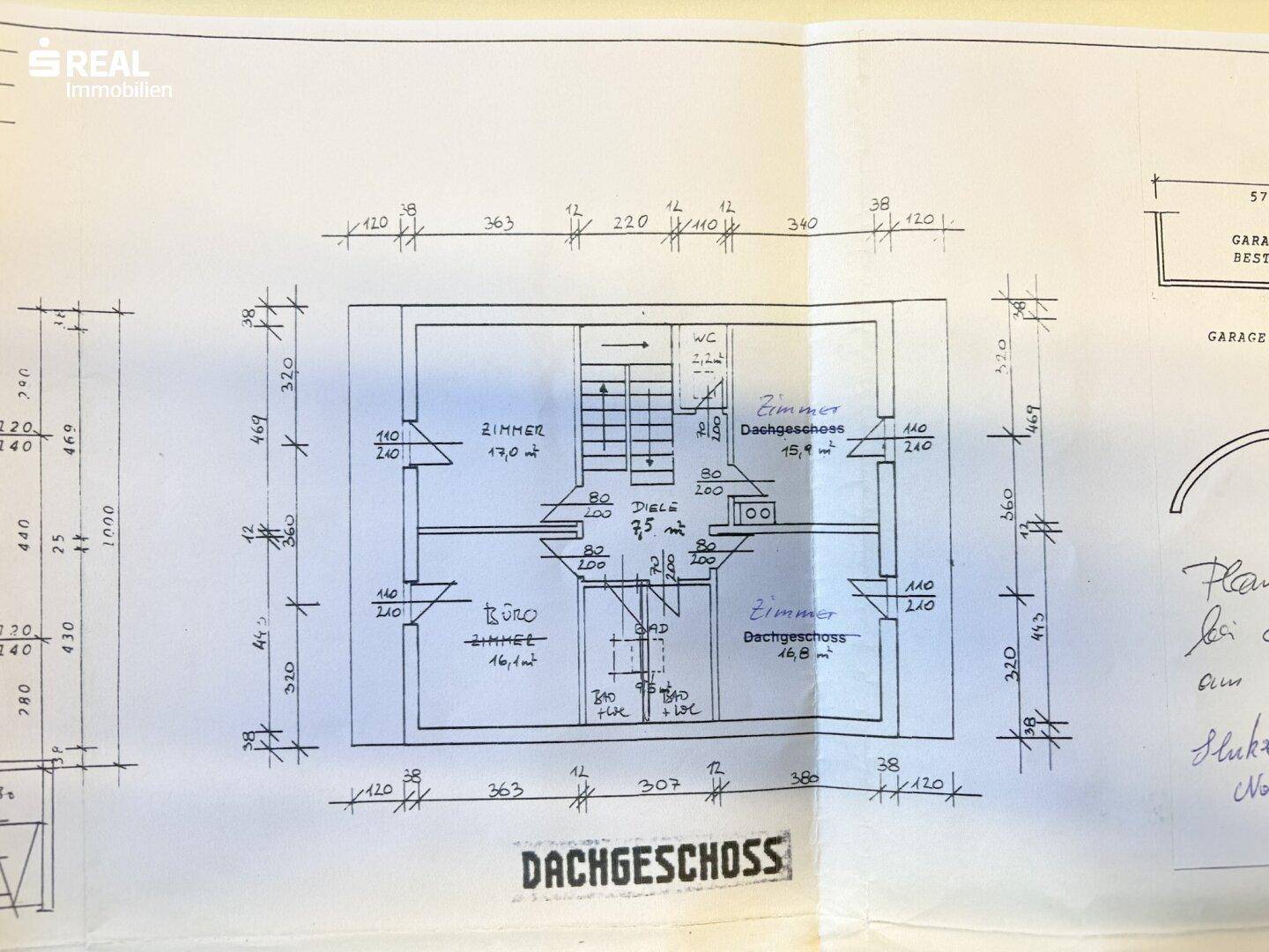Grundriss des Dachgeschosses mit mehreren Zimmern, Bad und WC.