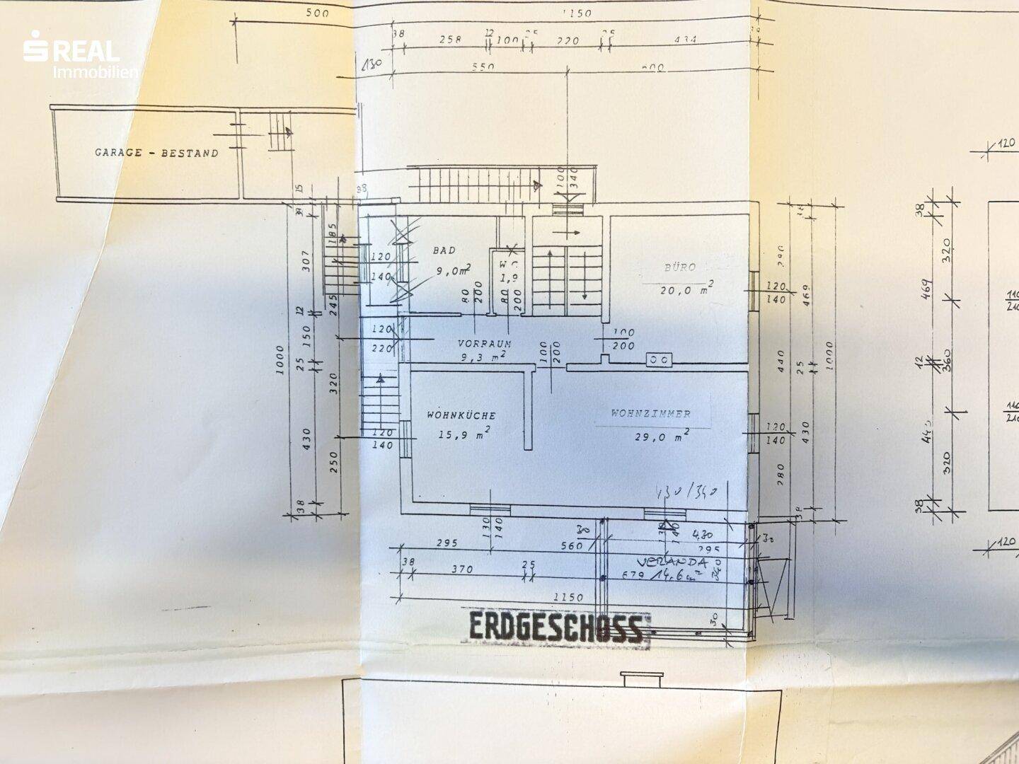 Grundriss des Erdgeschosses mit Wohnküche, Wohnzimmer und Bad.