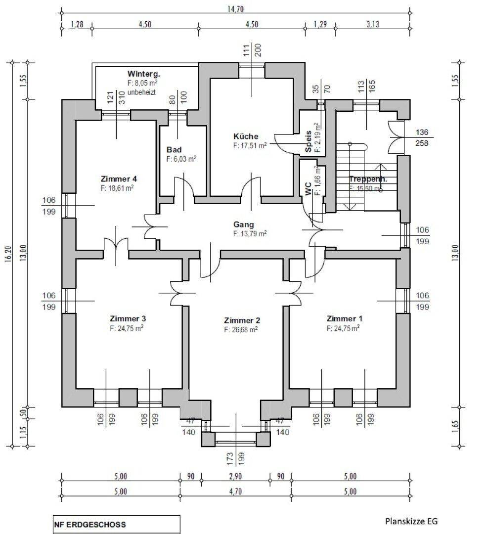 Grundriss des Erdgeschosses mit Wintergarten, Küche, Bad und vier Zimmern.