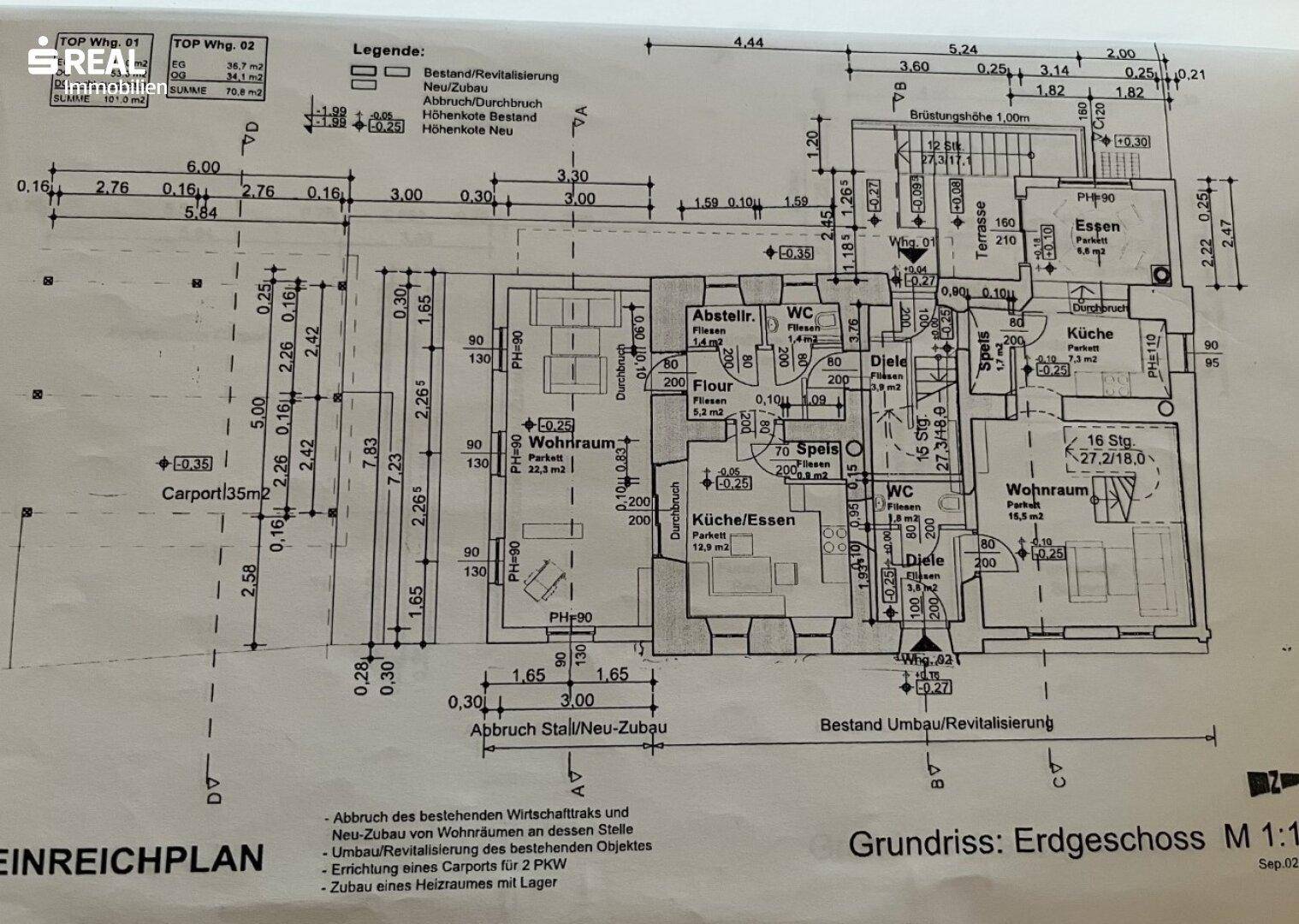 Grundriss des Erdgeschosses mit offenem Wohnbereich, Küche, Esszimmer, WC und Carport.