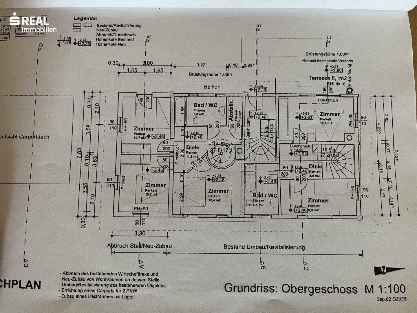 Grundriss des Obergeschosses mit mehreren Zimmern, Badezimmern, Abstellraum und einem Balkon.