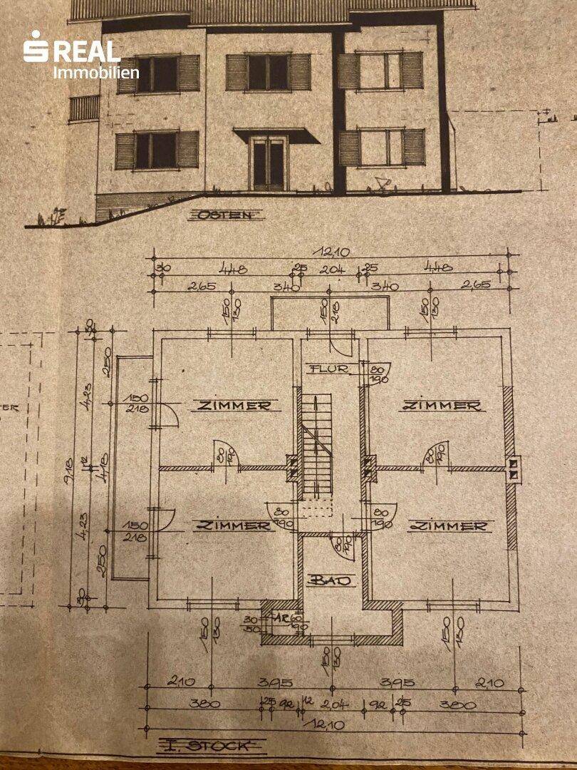 Grundriss des ersten Stocks mit Zimmern, Bad und Treppenhaus.