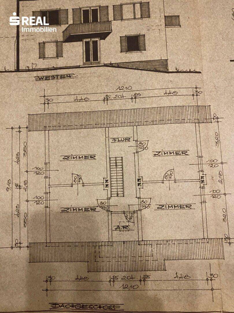 Detaillierter Grundriss des Dachgeschosses mit Zimmern, Dachschrägen und potenziellen Balkonzugängen.