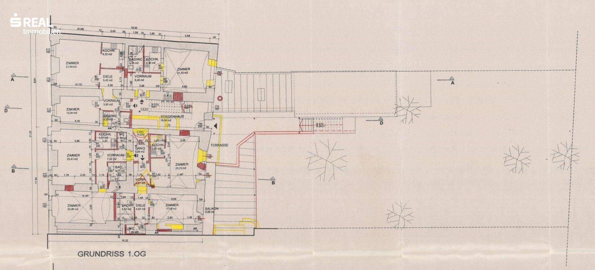 Grundriss des ersten Obergeschosses mit mehreren Zimmern, Bädern und Küchenbereichen.