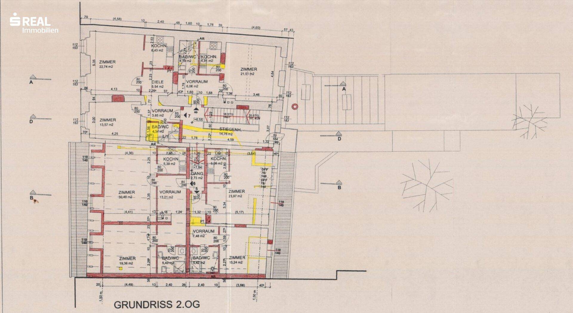 Grundriss des zweiten Obergeschosses mit mehreren Zimmern, Bädern und Küchenbereichen.