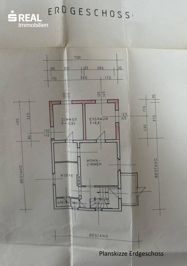 Grundriss des Erdgeschosses mit Zimmern, Essraum, Wohnzimmer und Küche.