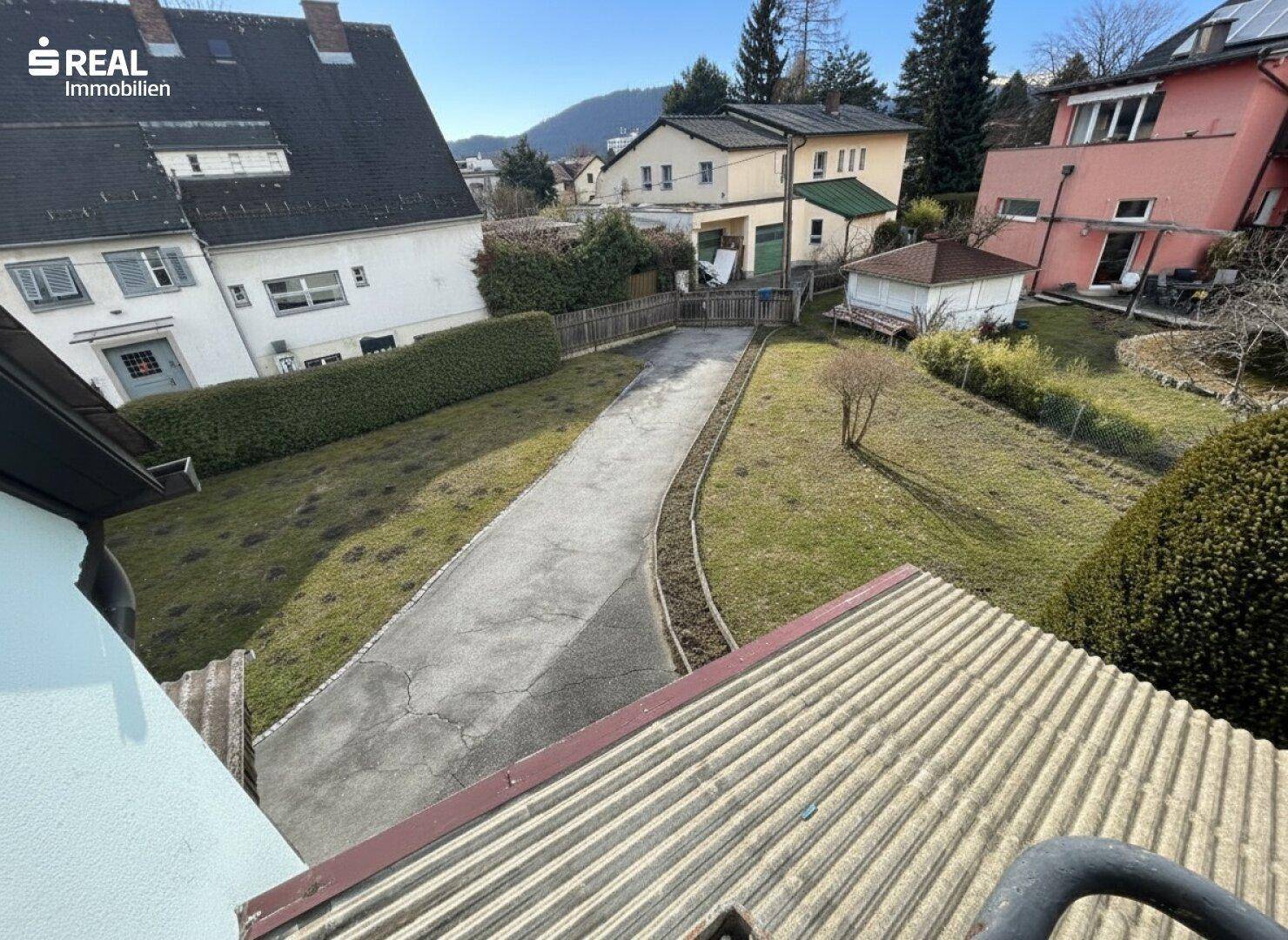 Weitläufiger Blick über die Nachbarschaft mit Zufahrt und weiteren Häusern.