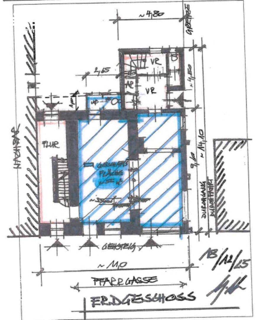 Handgezeichneter Grundriss des Erdgeschosses mit eingezeichneter Geschäftsfläche und Flur.