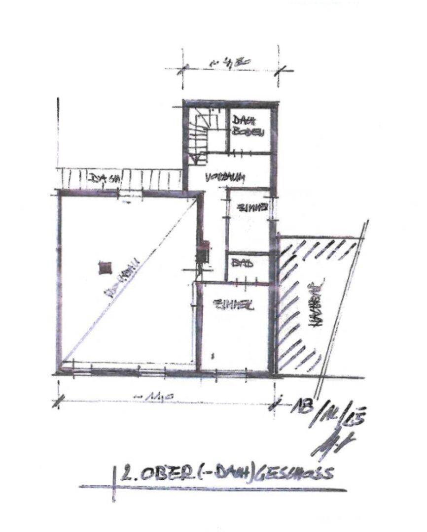 Handgezeichneter Grundriss des zweiten Obergeschosses mit Dachschrägen und Zimmeraufteilung.