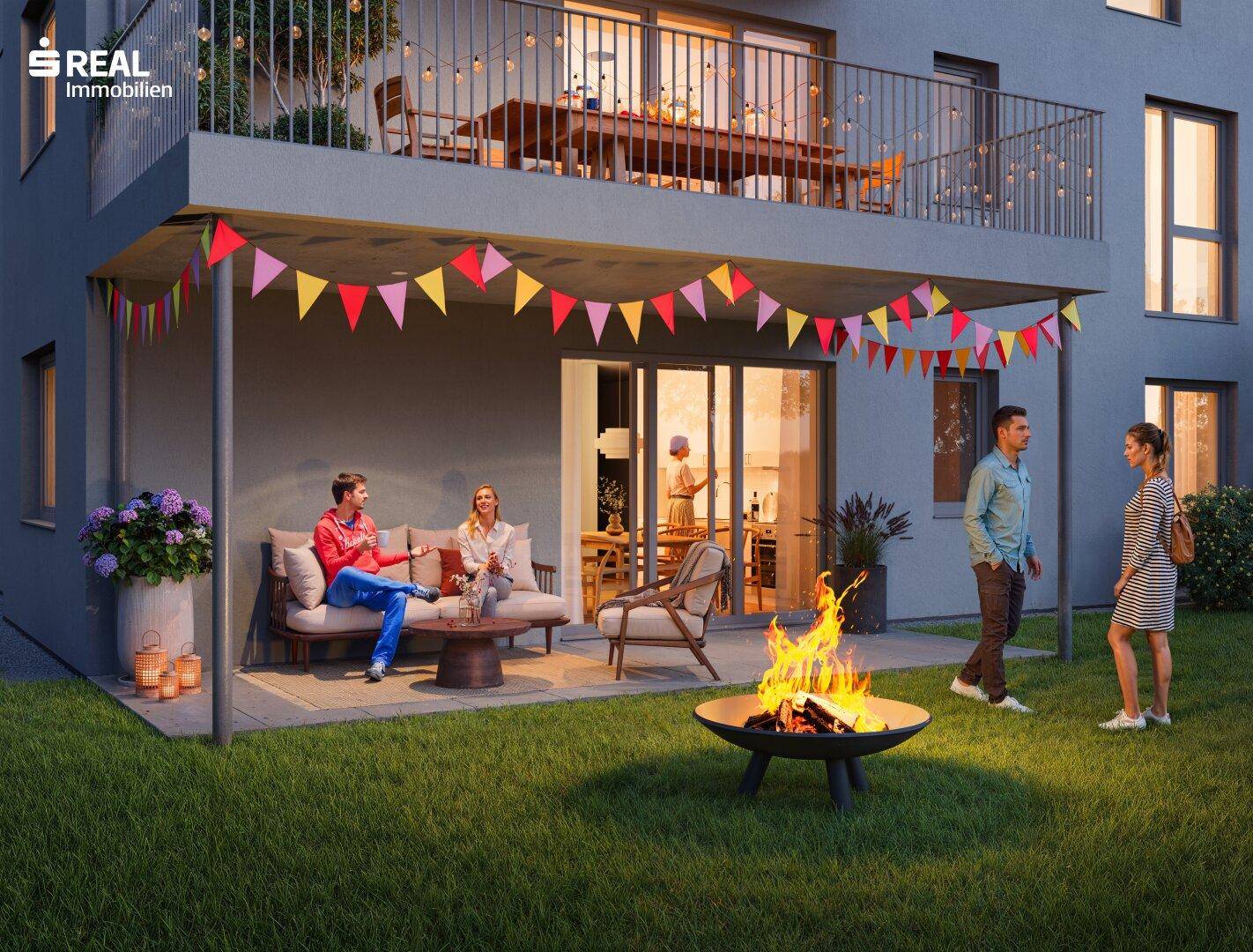 Gemütlicher Gartenbereich mit Feuerstelle und Sitzgelegenheiten unter einem geschmückten Balkon.