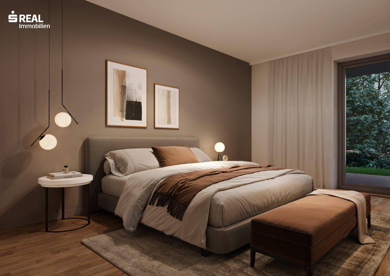Modernes Schlafzimmer mit warmen Farbtönen, großem Bett und Zugang zum Außenbereich.