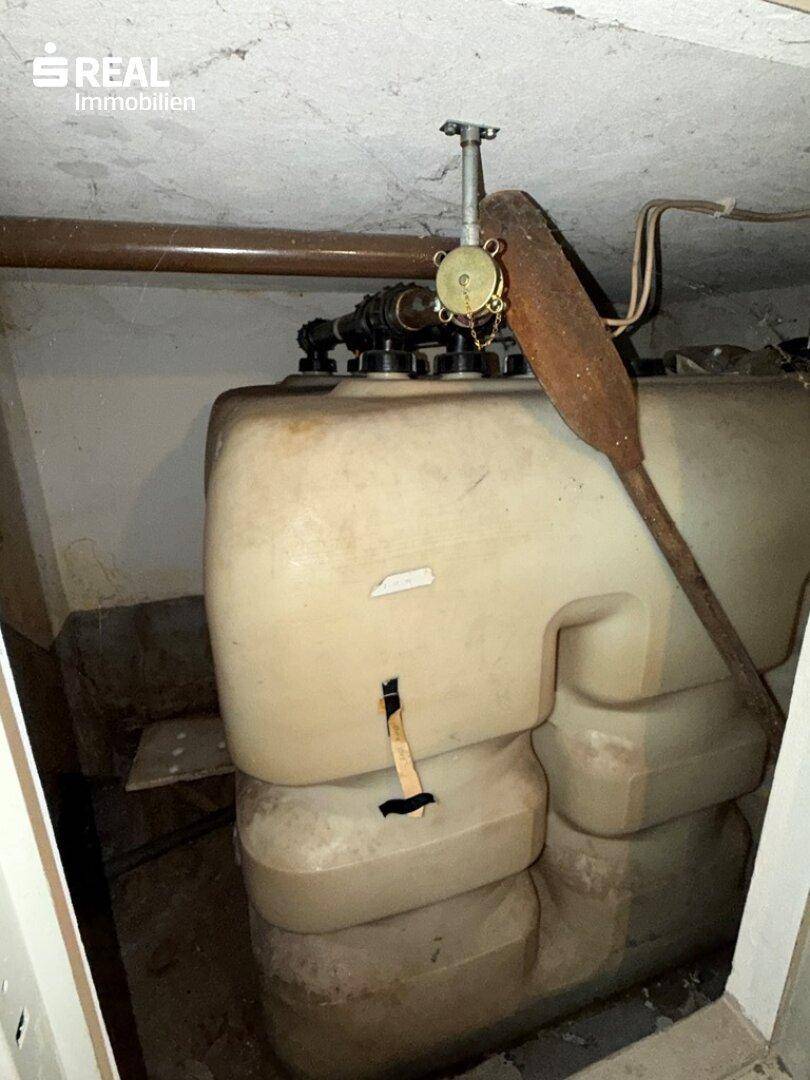 Großer Öltank im Keller, dient der Lagerung des Heizöls für die Zentralheizung.