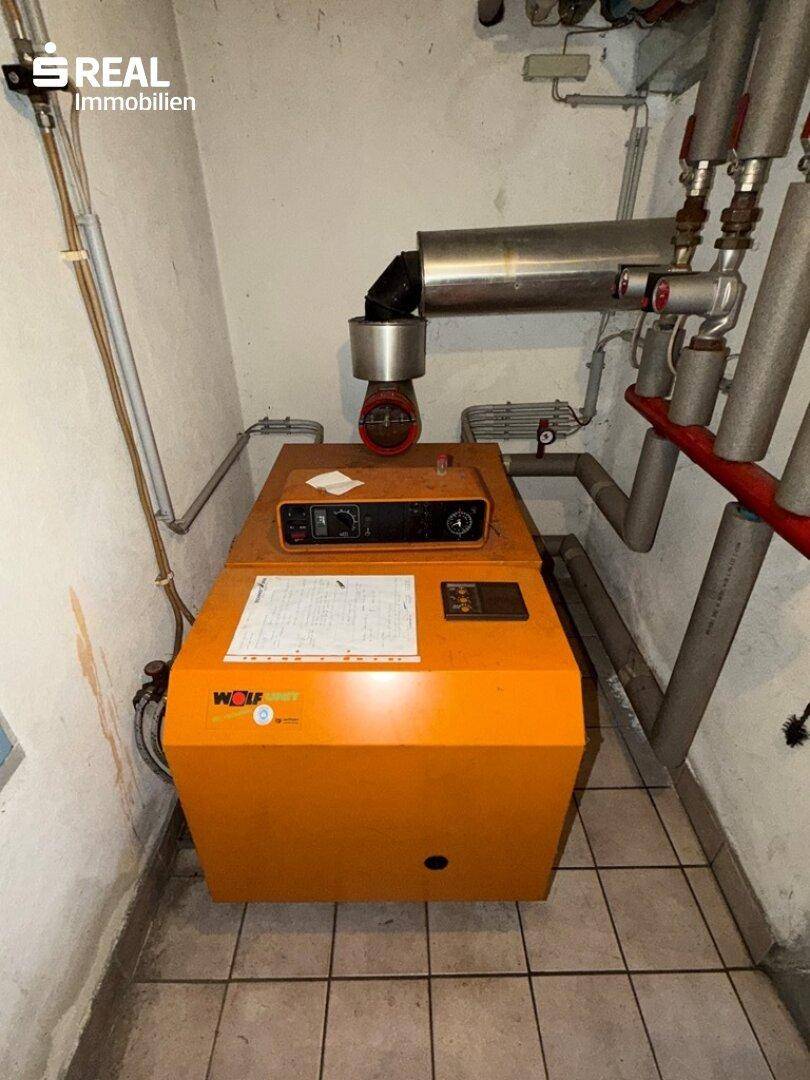 Ölzentralheizungsanlage im Keller, sorgt für die Wärmeversorgung des gesamten Hauses.