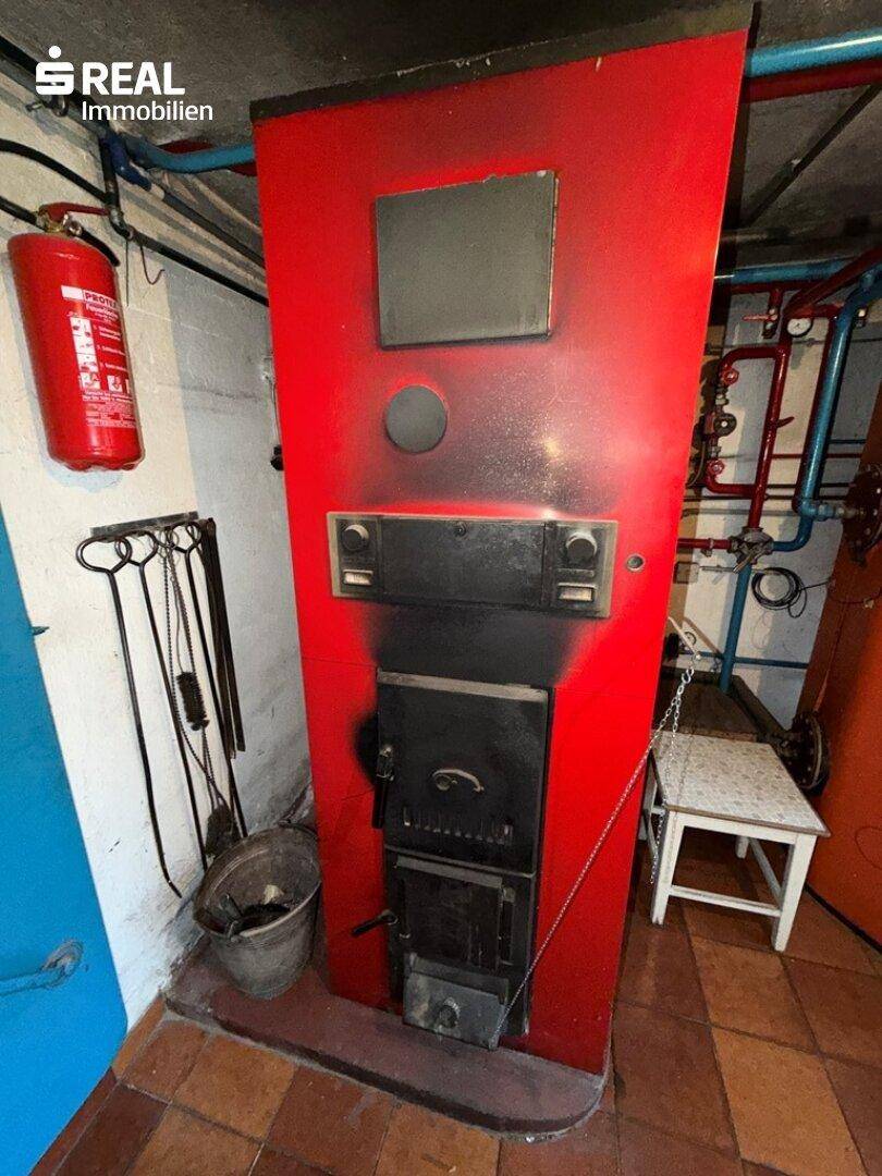 Großer Heizkessel im Keller, Teil der Ölzentralheizungsanlage des Hauses.