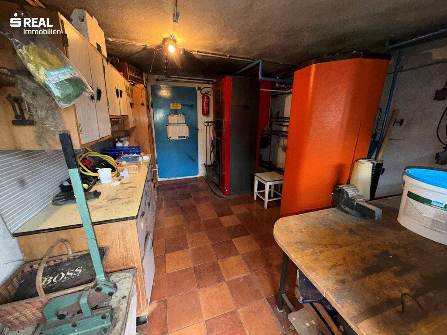 Heizungsraum im Keller mit Ölzentralheizung und weiteren technischen Installationen.