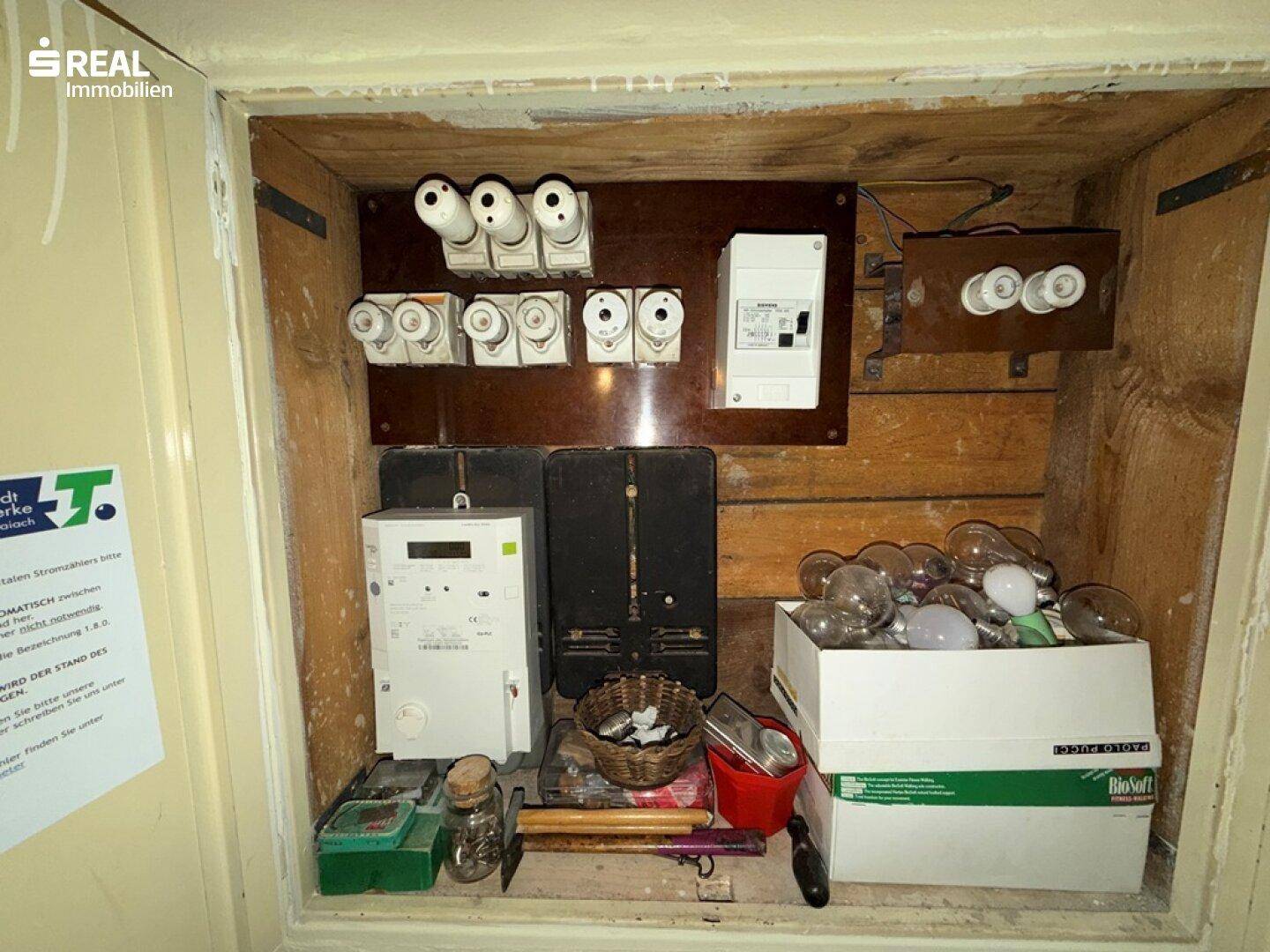 Elektrischer Sicherungskasten und Zähler, zeigt die Stromversorgung des Hauses.