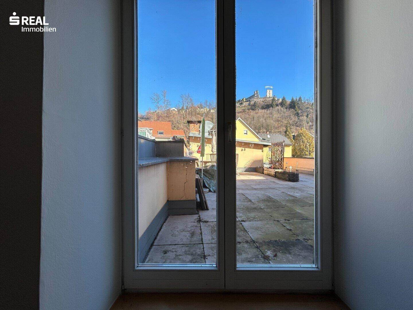 Große Dachterrasse mit weitem Blick auf die Umgebung und die Festung.
