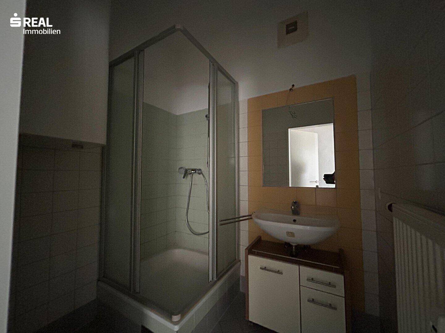 Helles Dachgeschosszimmer mit zwei Dachfenstern und Laminatboden.