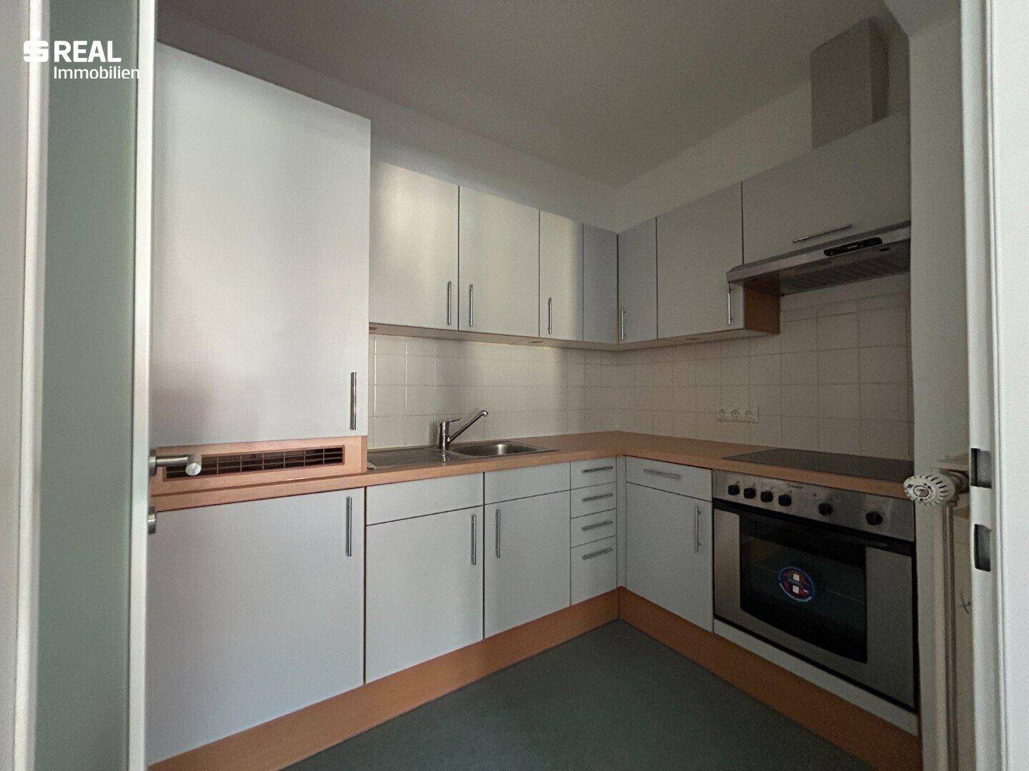 Geräumiges Schlafzimmer im Dachgeschoss mit Laminatboden und einem Dachfenster.