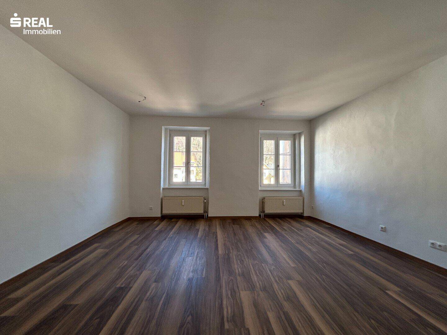 Zwei Dachfenster bieten viel natürliches Licht und einen Blick auf die Umgebung.
