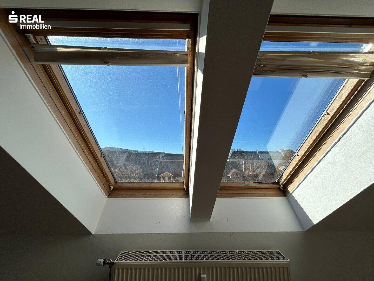 Nahaufnahme der Dachfenster, die einen Blick auf die Umgebung und viel natürliches Licht bieten.