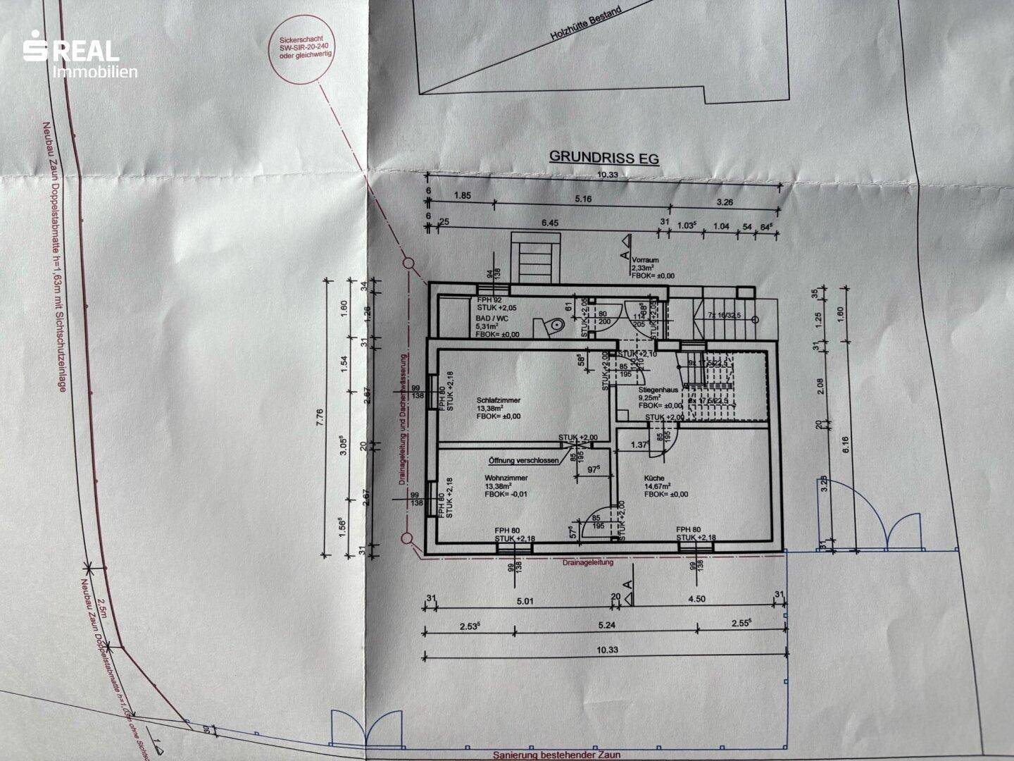 Grundriss des Erdgeschosses mit Zimmeraufteilung und Maßen.