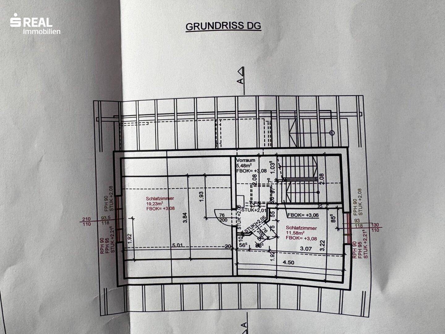 Grundriss des Dachgeschosses mit zwei Schlafzimmern und Bad.