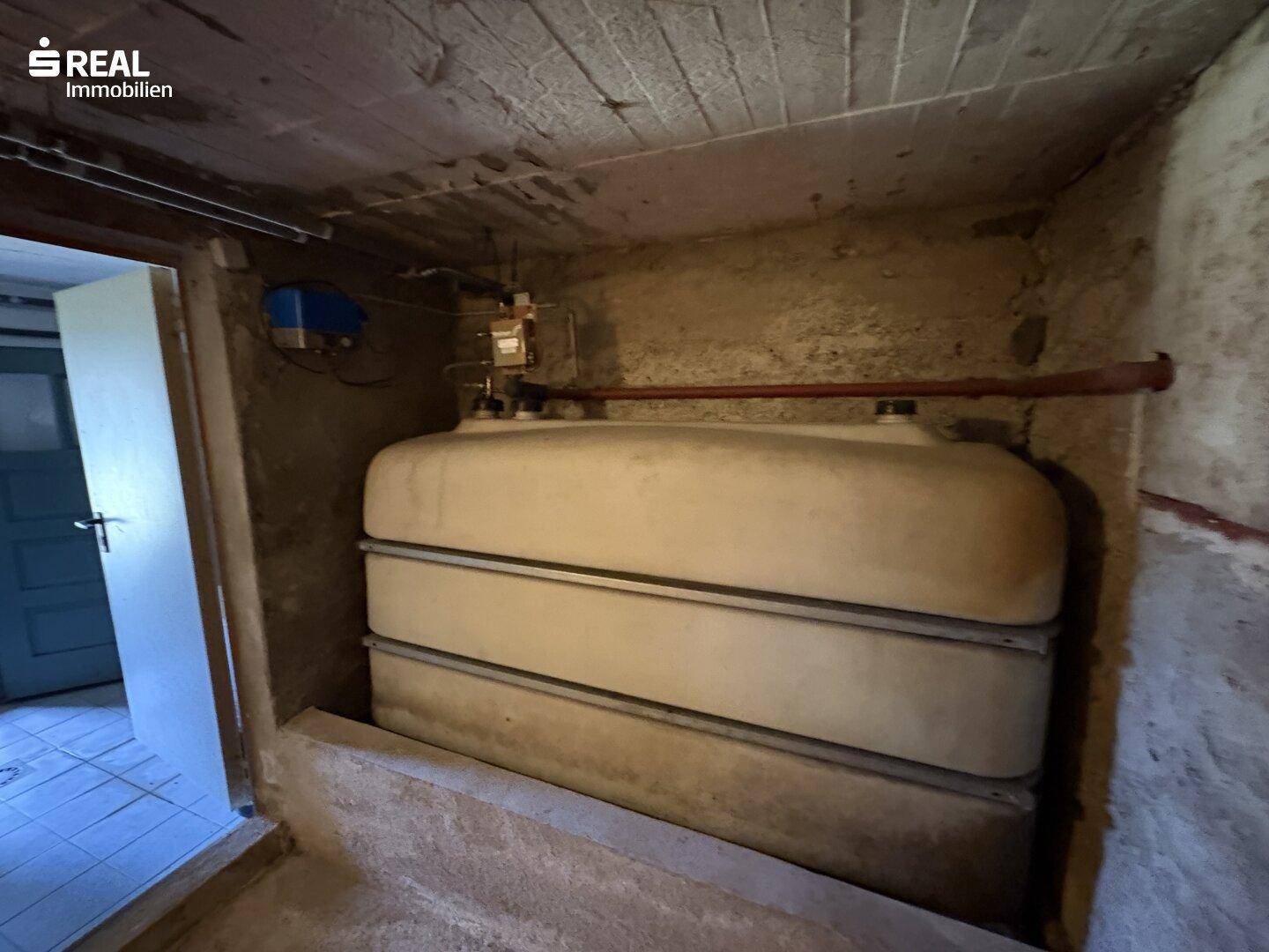 Kellerraum mit großem Öltank für die Heizungsanlage, dient als Lagerraum.