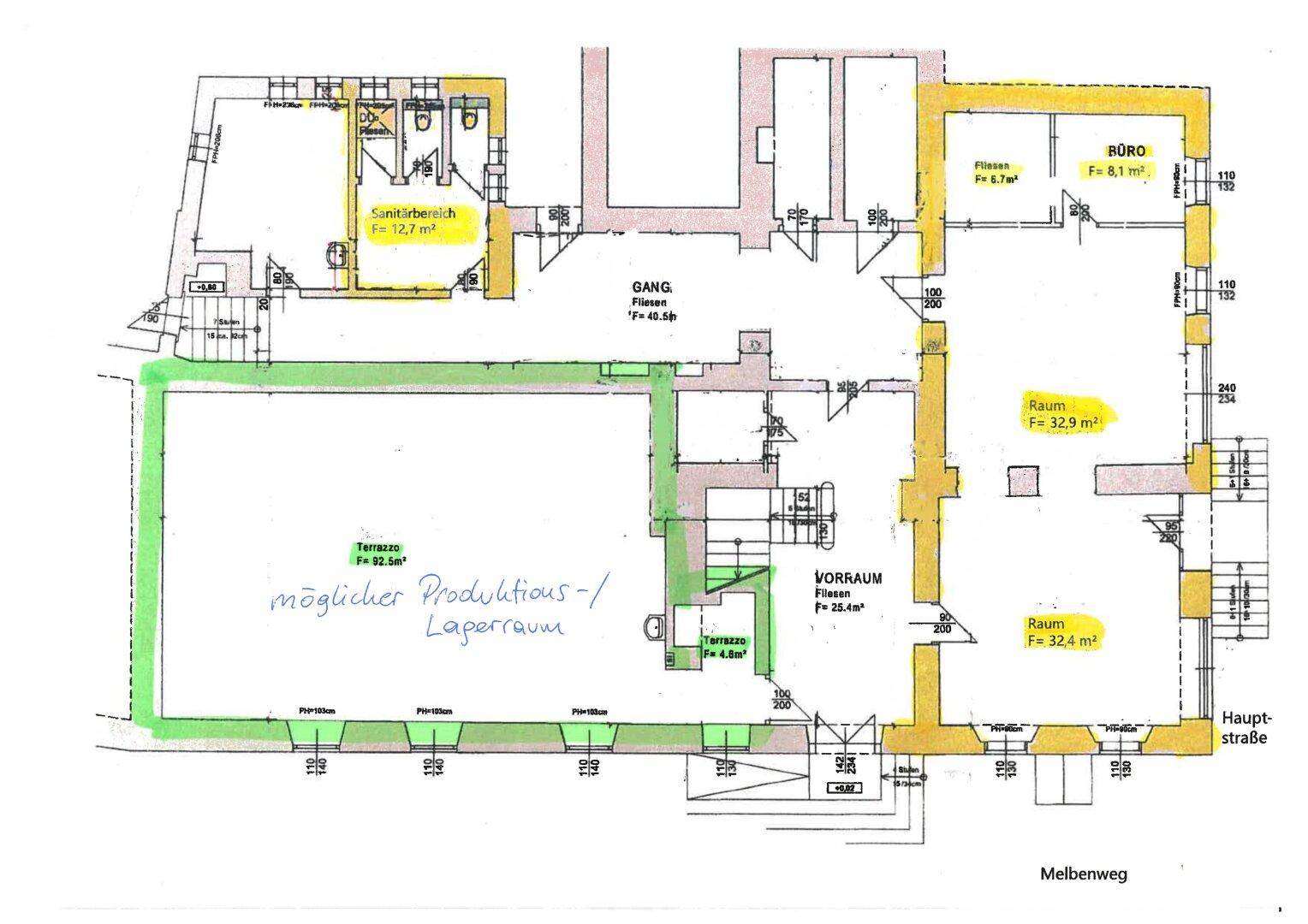Grundriss des Erdgeschosses mit mehreren Räumen, Sanitärbereich und einer großen Terrasse.