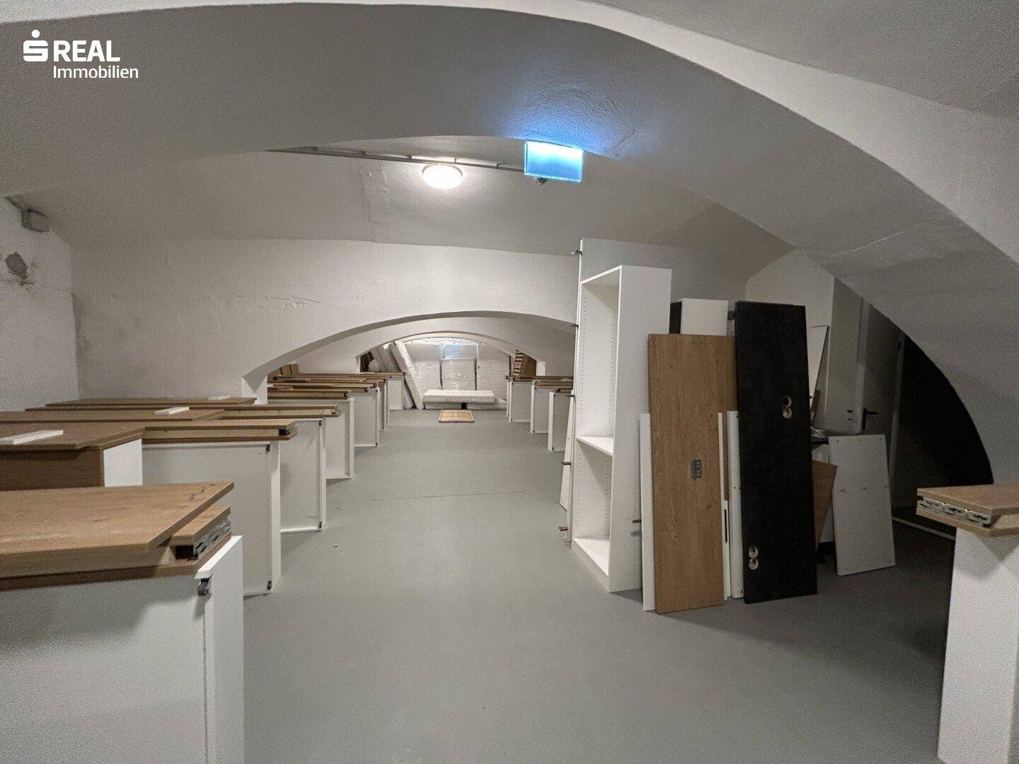 Geräumiger Kellerraum mit historischer Gewölbedecke und vorbereiteten Einbaumöbeln.