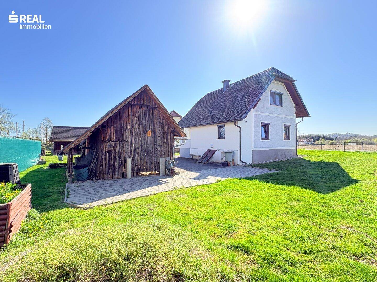 Gepflegtes Wohnhaus mit Nebengebäude in sonniger Wohnlage - Ansicht 2