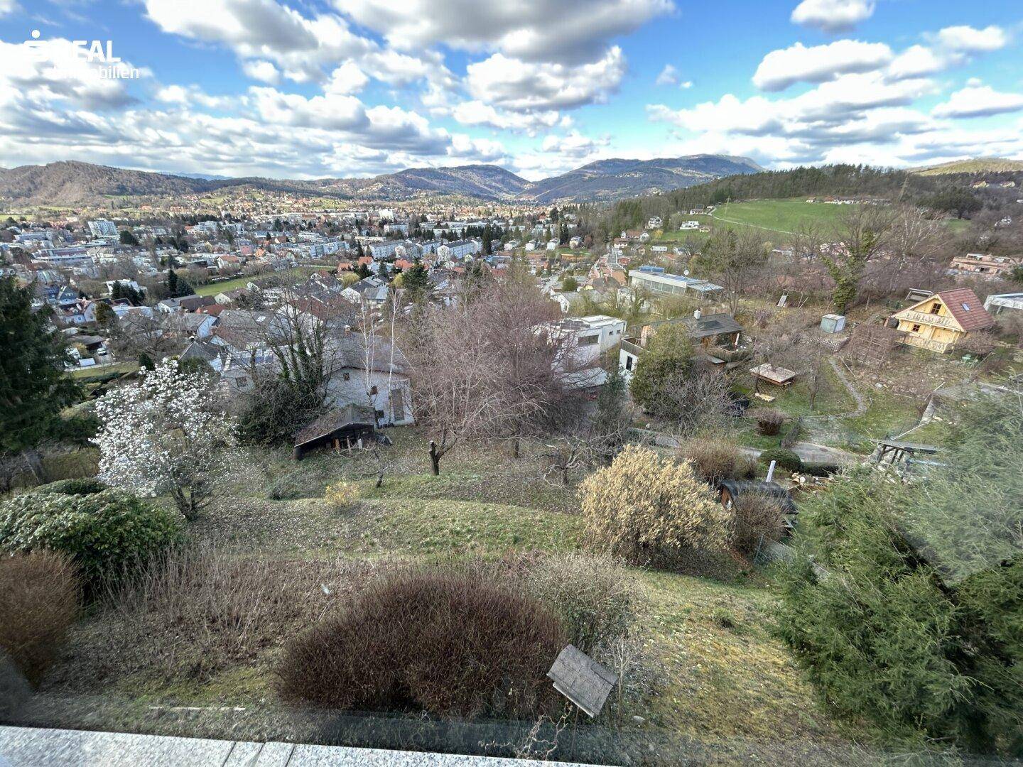 Panoramablick über die Stadt und die umliegende Berglandschaft.