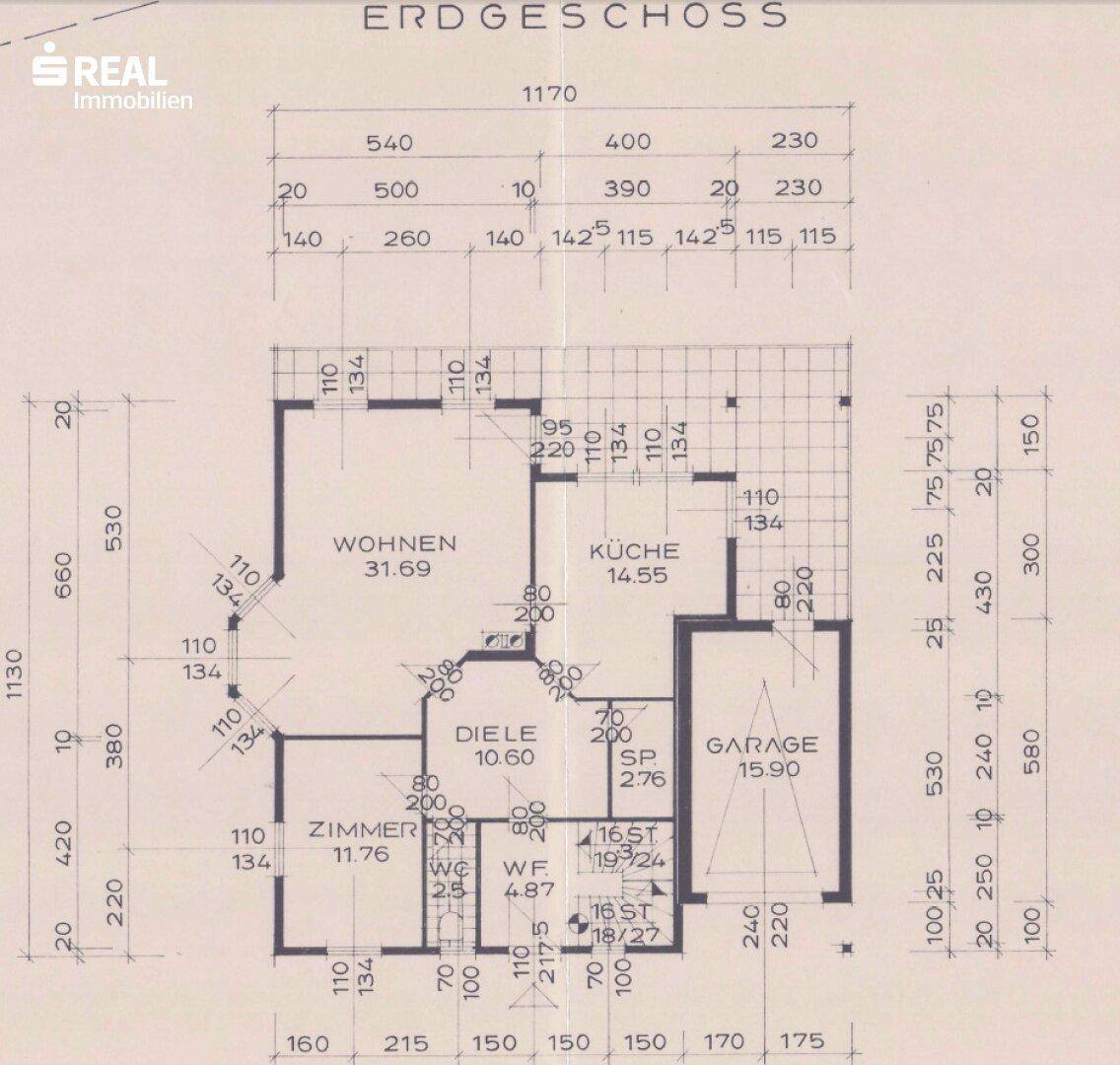 Grundriss des Erdgeschosses mit Wohnzimmer, Küche, Diele und Garage.