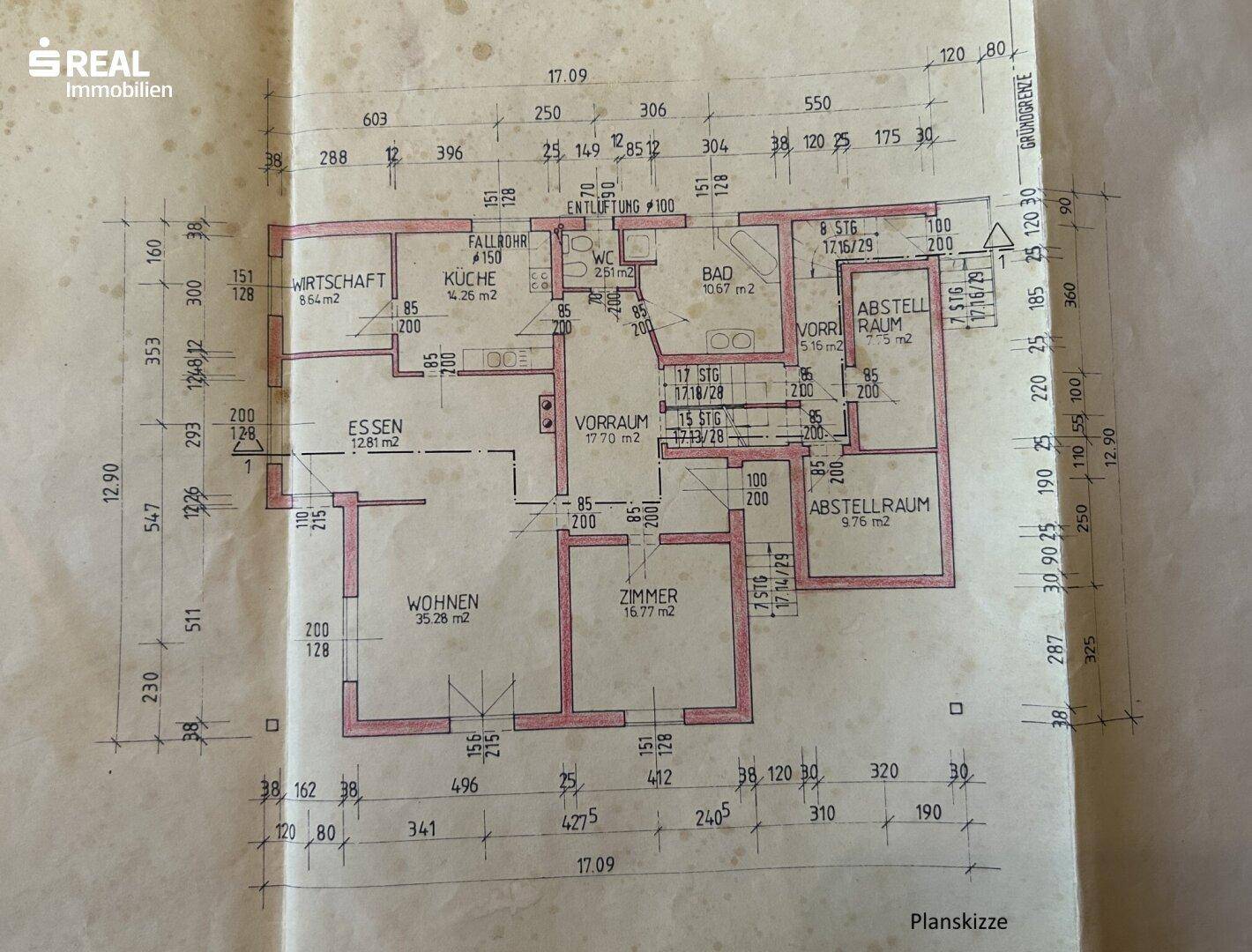 Grundriss des Erdgeschosses mit Wohnzimmer, Küche, Bad und Abstellräumen.