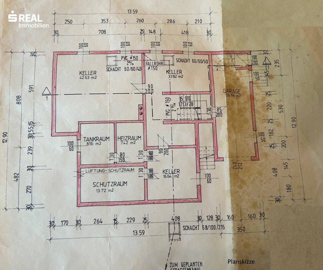 Grundriss des Kellergeschosses mit Kellerräumen, Tankraum, Heizraum und Garage.