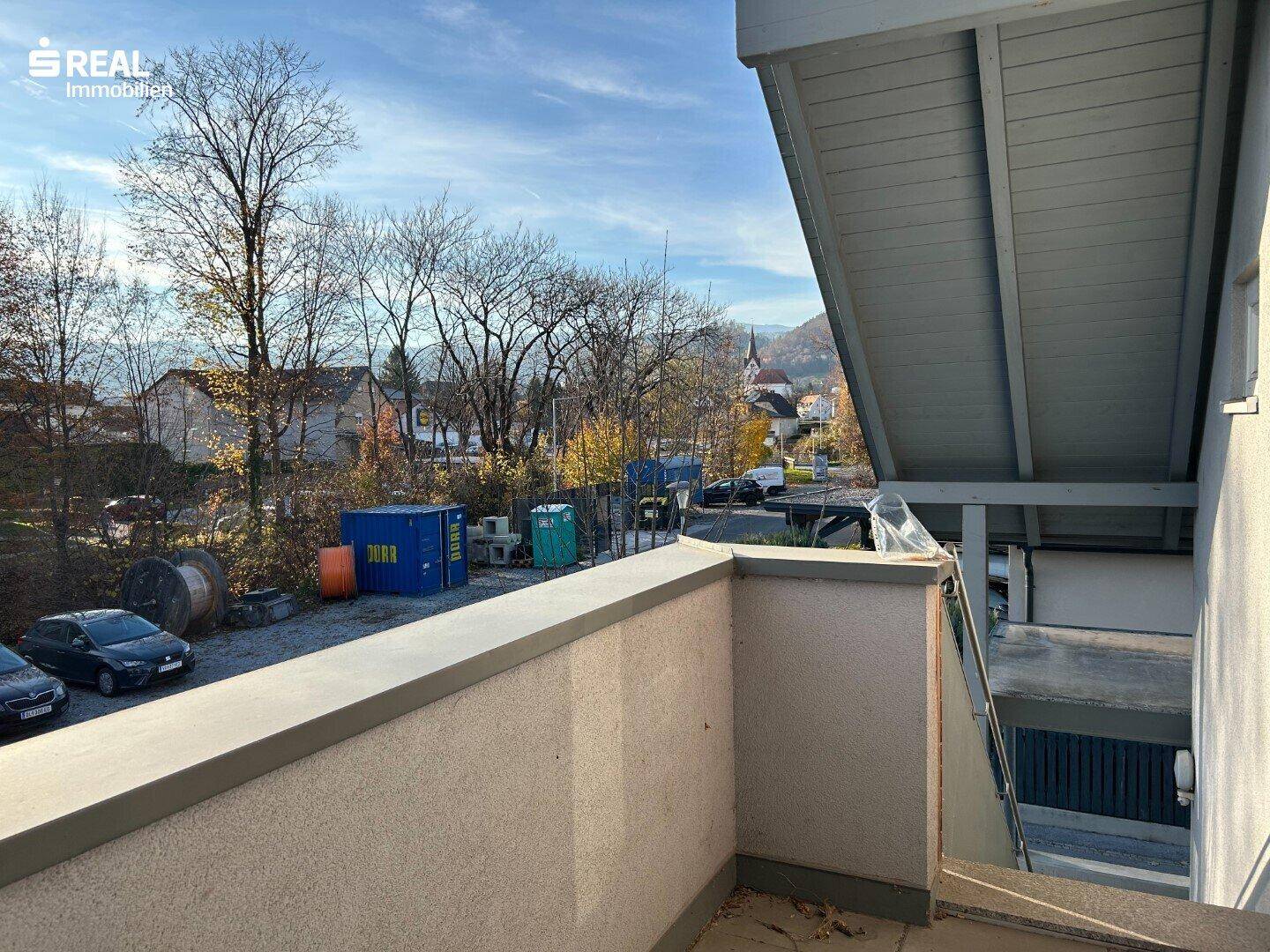 Sonniger Balkon mit weitem Blick über die herbstliche Landschaft und die Umgebung.