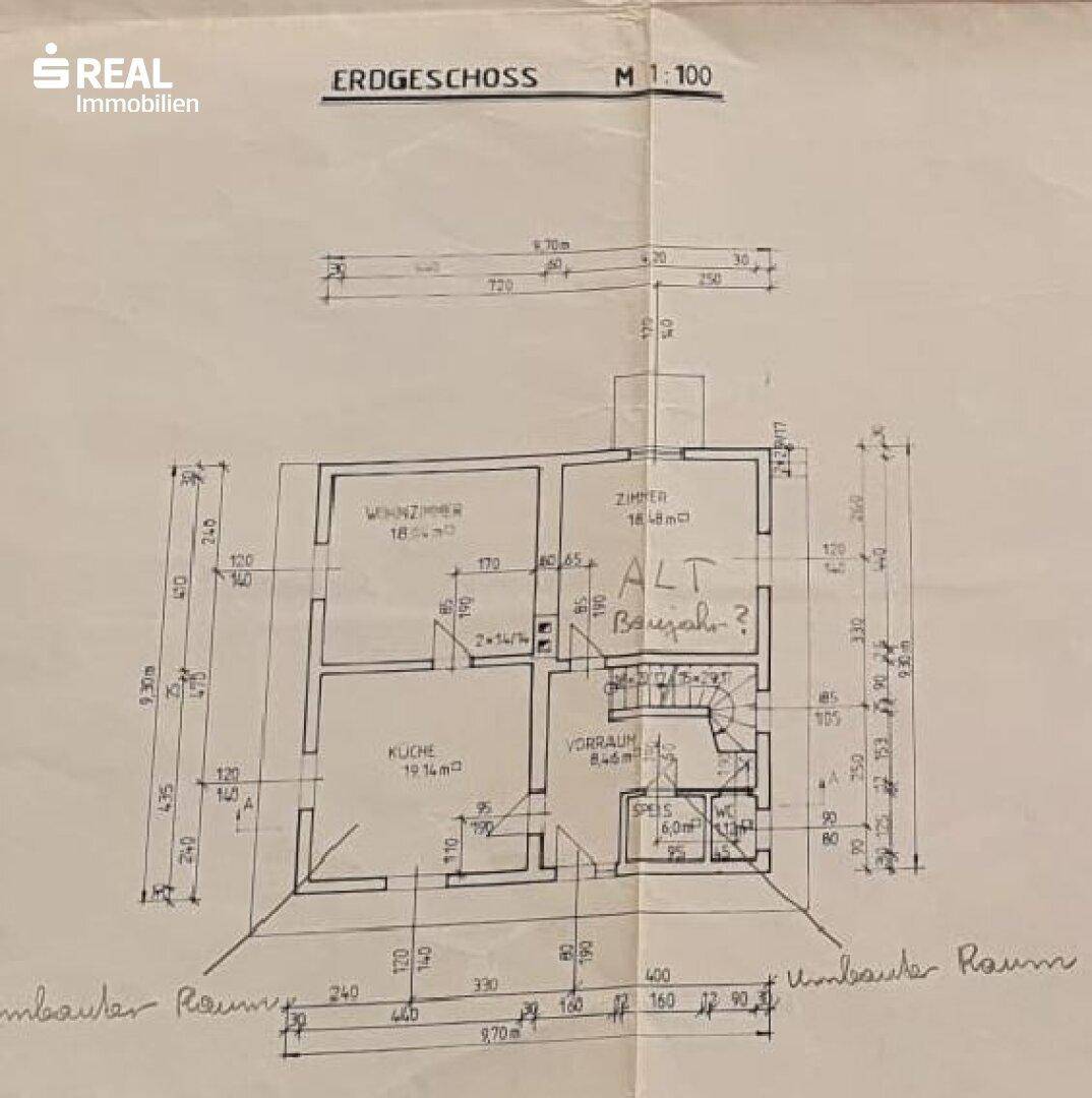 Grundriss des Erdgeschosses mit Wohnzimmer, Küche, Vorraum, Speisekammer und WC.