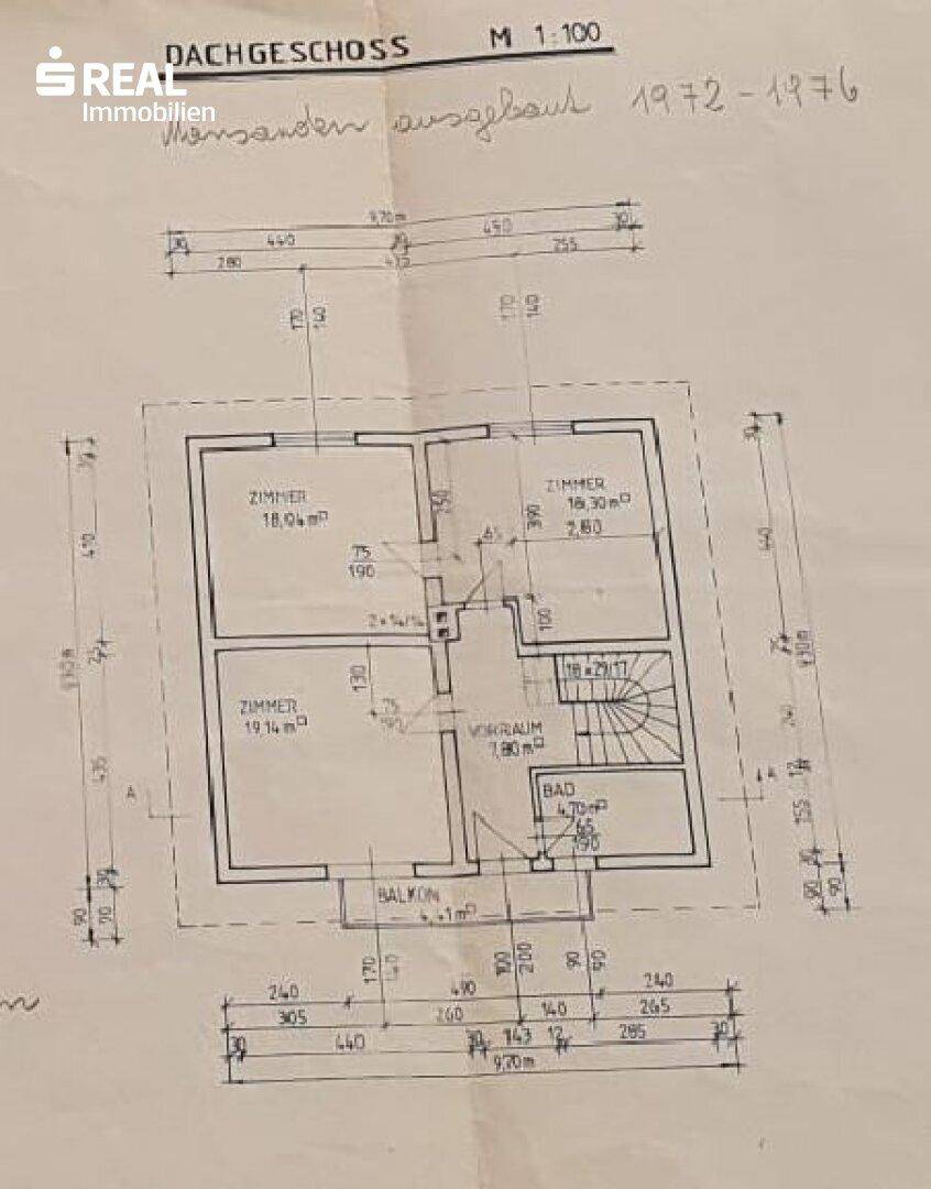 Grundriss des Dachgeschosses mit Schlafzimmern, Bad, Vorraum und Zugang zum Balkon.