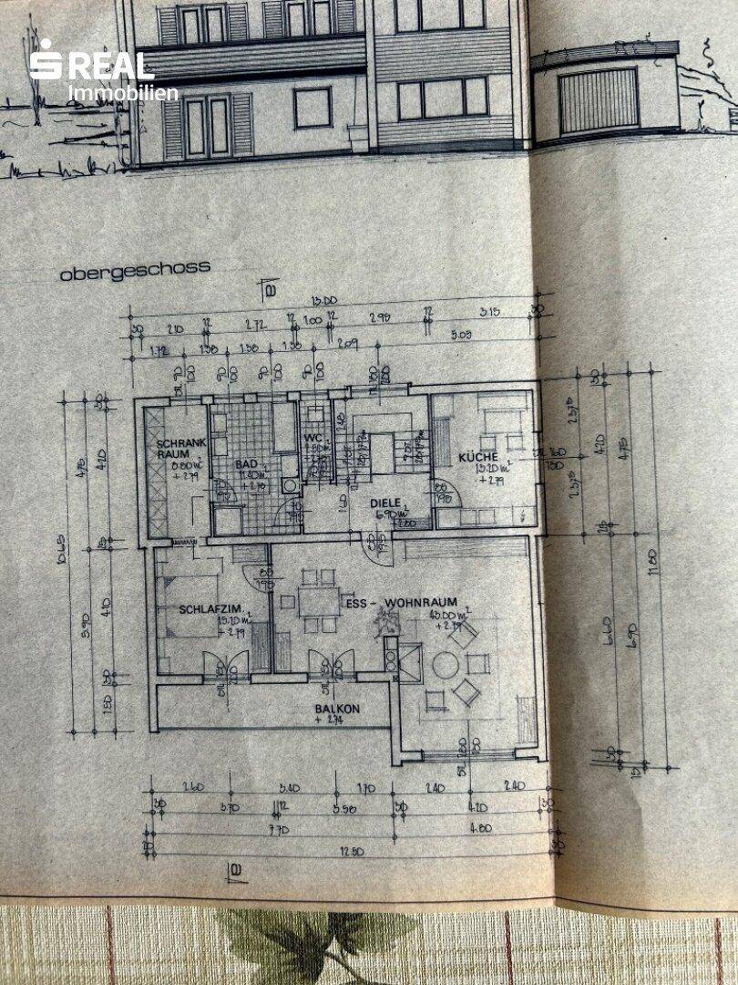 Grundriss des Obergeschosses mit Schlafzimmer, Bad, Küche, Ess-Wohnraum und Balkon.